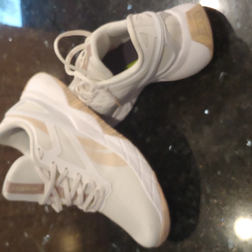 Athletic shoes - Picture 6 of 6